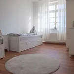 Große zwei Zimmer Wohnung mit Balkon