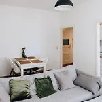 Große zwei Zimmer Wohnung mit Balkon