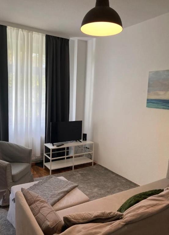 Große Zwei Zimmer Mit Balkon *