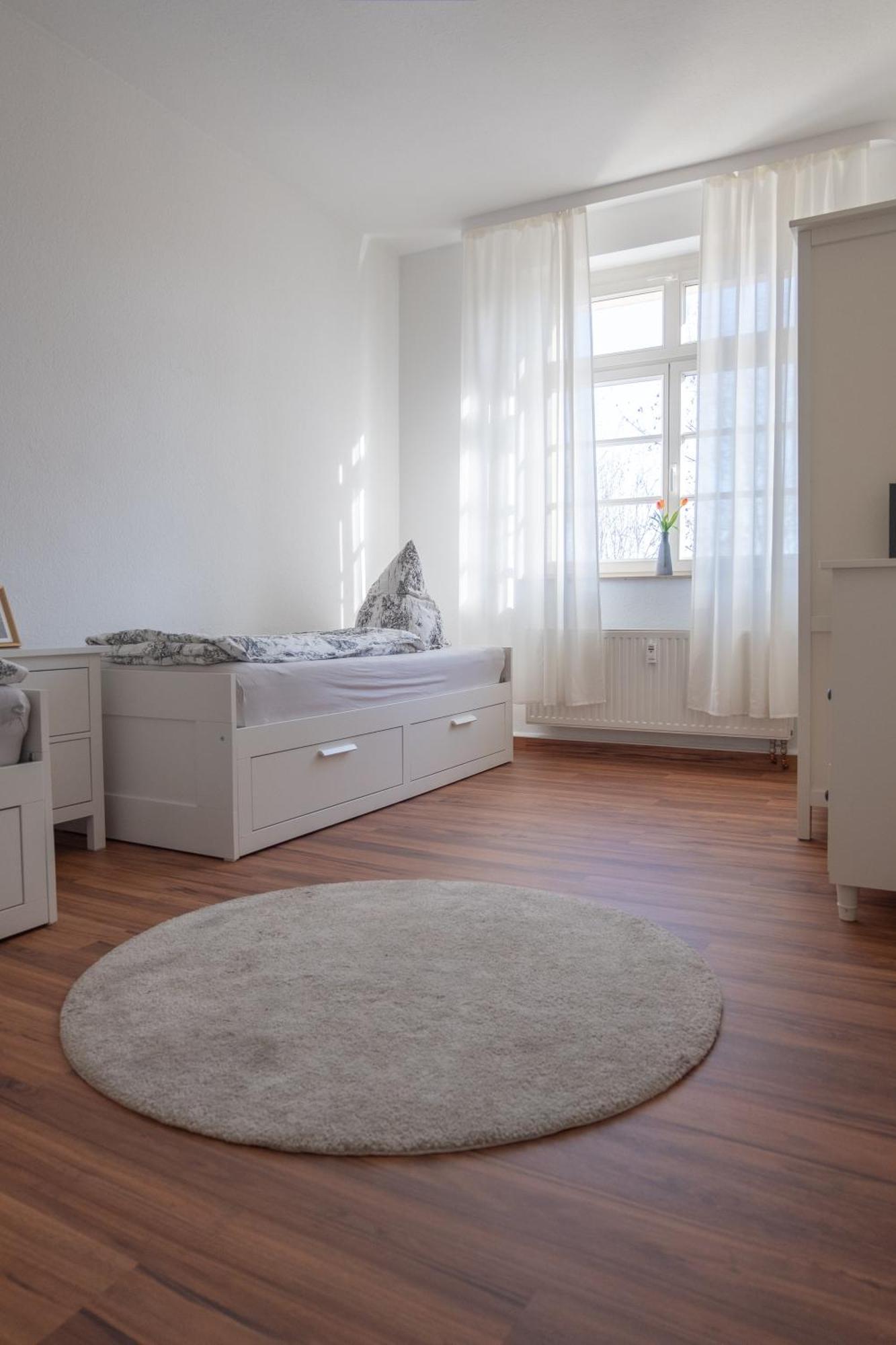 Große Zwei Zimmer Mit Balkon